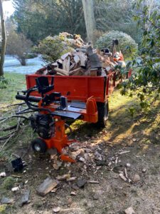 Compact log splitting machinery